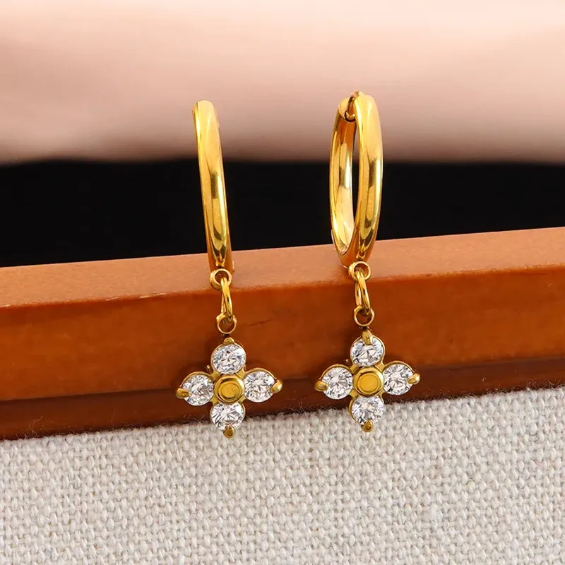 Four Leafy Delicacy Necklace Earrings set